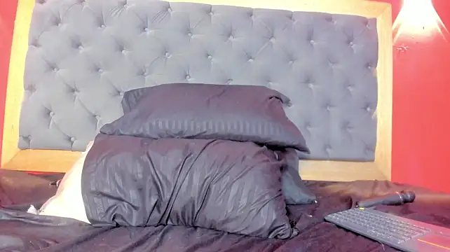 YayaHilton live cam on StripChat