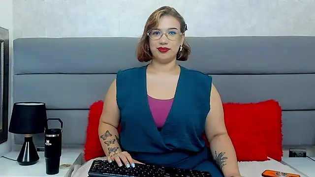 MillyHotsoon live cam on StripChat