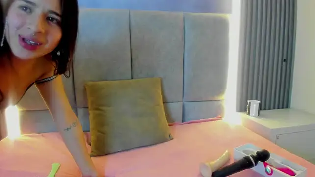Sweetlovee69 live cam on StripChat