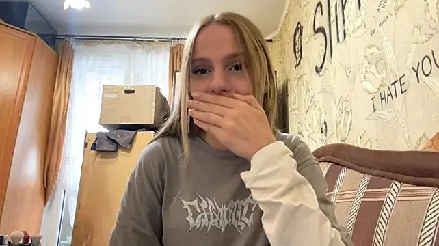 DollieMuhn live cam on StripChat