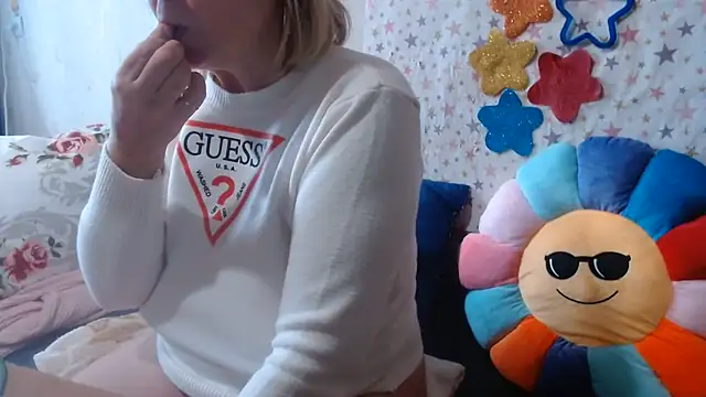 QueenLana live cam on StripChat