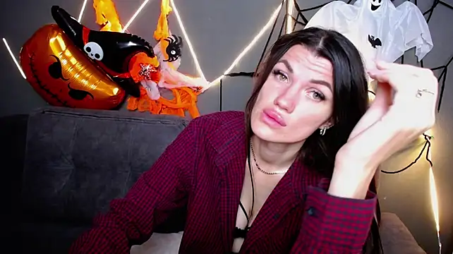 MilaLoona live cam on StripChat