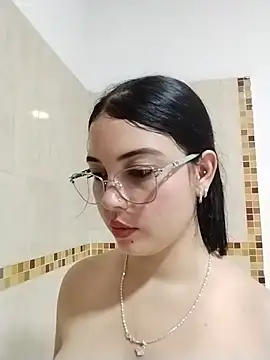 Julianne_valerin live cam on StripChat