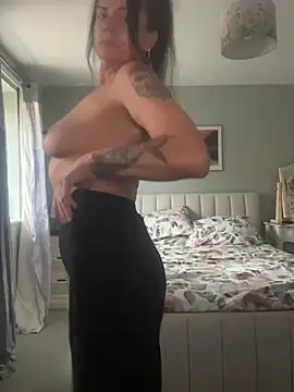 laurataylor13 live cam on StripChat