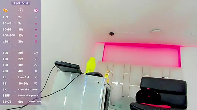 horny-Eliannis live cam on StripChat