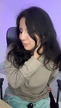 HollyPeachh live cam on StripChat