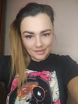 KrissSexi live cam on StripChat
