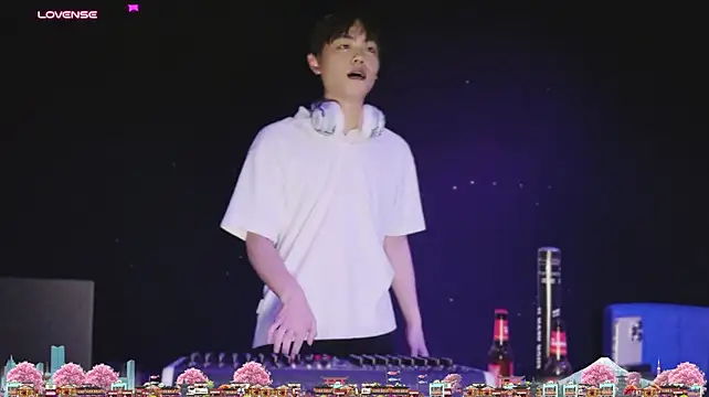 DJ-ZUOZUO live sex cam