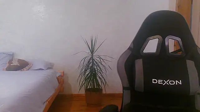 CristaQ live cam on StripChat