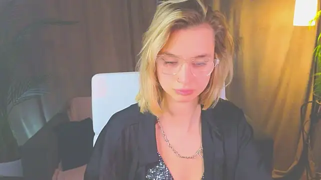 NoraMoreau live cam on StripChat