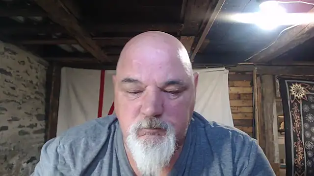 Newfiesausage1972 live cam on StripChat