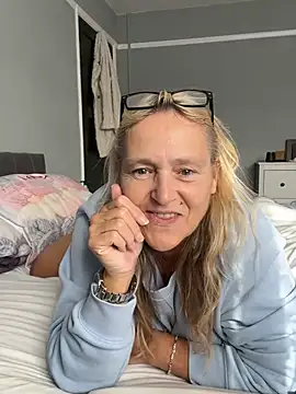 Blondnboujee53 live cam on StripChat
