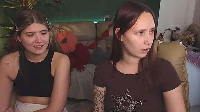 HotCaramellsTV live cam on StripChat