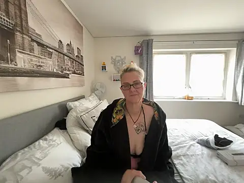 curvy-jinx (F mature) - 3 random videos LT