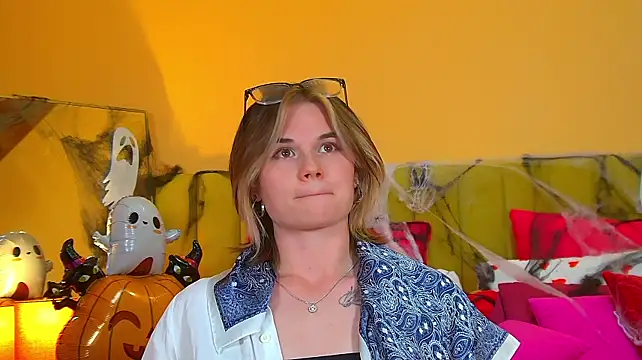 AliceAllard live cam on StripChat