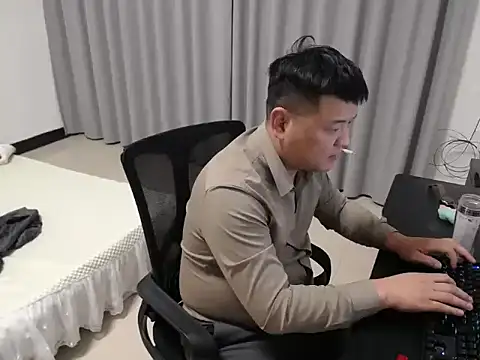 zhang1118 (Ask my age) - 10月的第二十一天 祝直播间的老铁和浩浩开心快乐