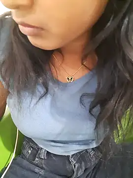 Navya6879 live cam on StripChat