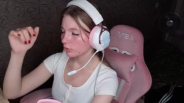 Juliiaa live cam on StripChat