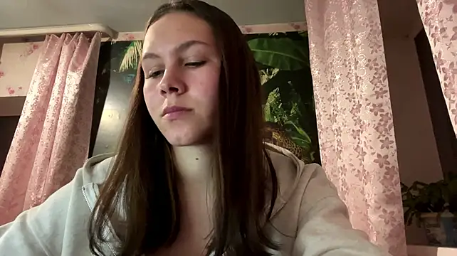 EmmaShyline live cam on StripChat