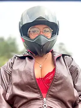 Outdoors-Mia_Khalifa