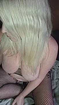Bella_Squirts live cam on StripChat