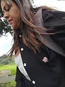 OUTDOORS_VELEN live cam on StripChat