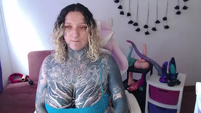 SLOPPYTITSS live cam on StripChat