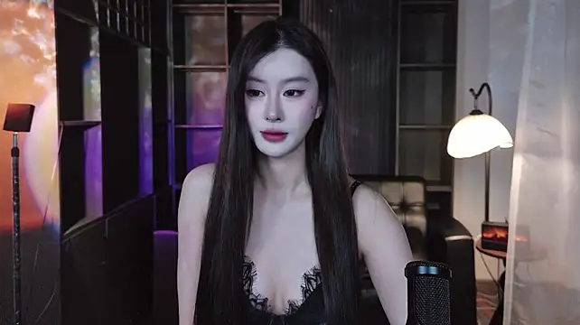 Elowen-8 live cam on StripChat