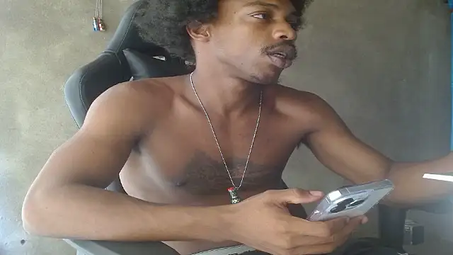 Larry-n-clouds live cam on StripChat