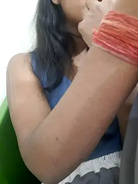Navya6879 live cam on StripChat