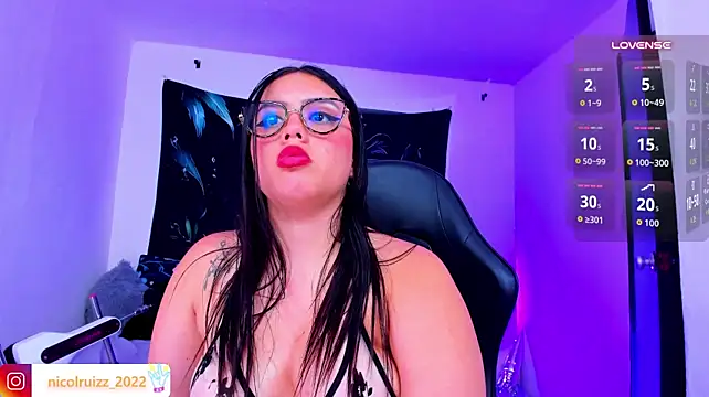 Niki_Ruizz live cam on StripChat