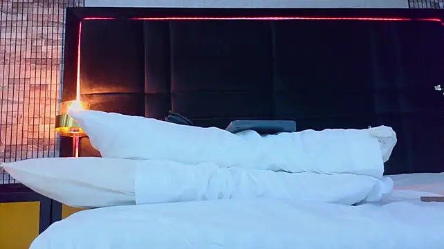 AlennaColeman live cam on StripChat