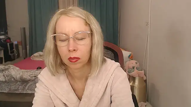 LuxuryNika live cam on StripChat