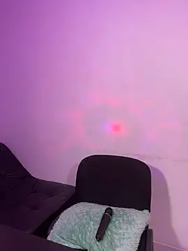 Live-Webcam-Show mit Melhope - Interaktive Lovense-Toys verfügbar
