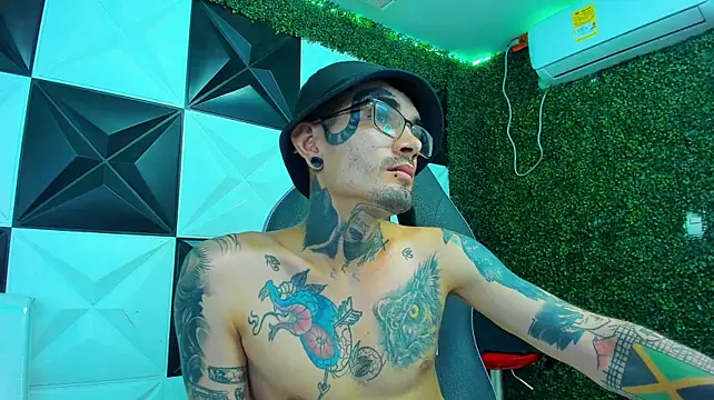 Boy_tatto77 on Stripchat