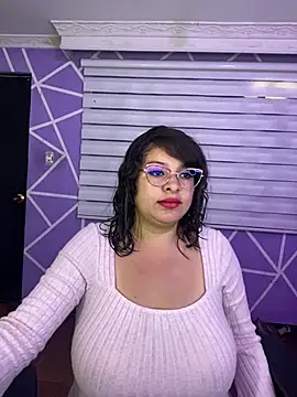 MiiaaJoness live cam on StripChat