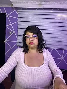 MiiaaJoness live cam on StripChat