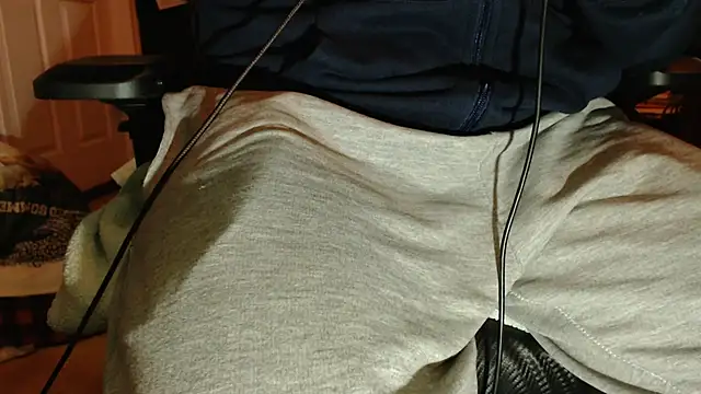 randomguymtl live cam on StripChat