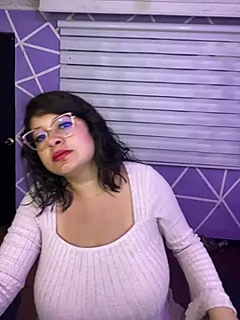 MiiaaJoness live cam on StripChat