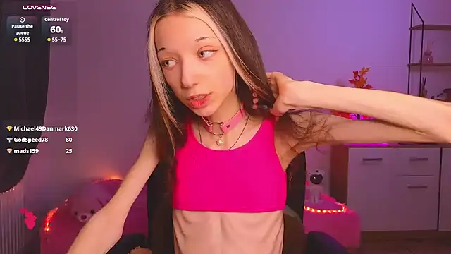 KiraGlam live cam on StripChat