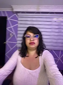 MiiaaJoness live cam on StripChat