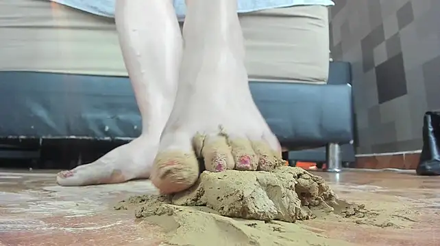 scarlett_barnes (F milf) - lick girls feet