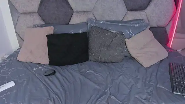 cloy_areo (M twink) - two fingers in the ass