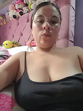 selena_gomez2 live cam on StripChat