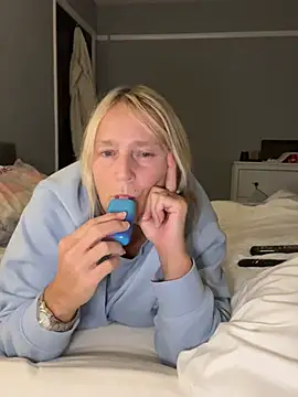 Blondnboujee53 live cam on StripChat