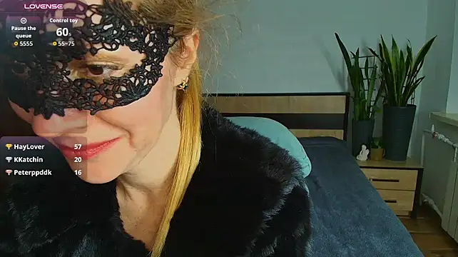 Aromaloveqq live cam on StripChat