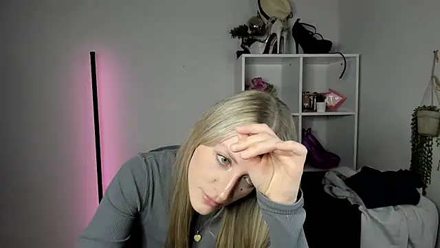 EvelynBlond live cam on StripChat