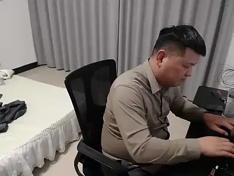 zhang1118 live cam on StripChat