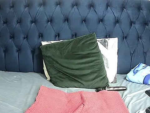 Hugetits- live cam on StripChat