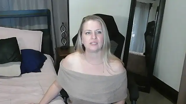 HollieBim live cam on StripChat